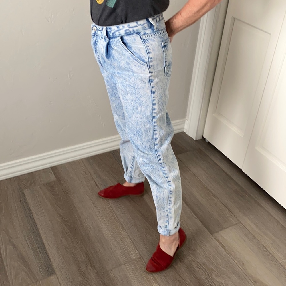 Woman’s acid washed , 80’s throw back, pleated jeans!